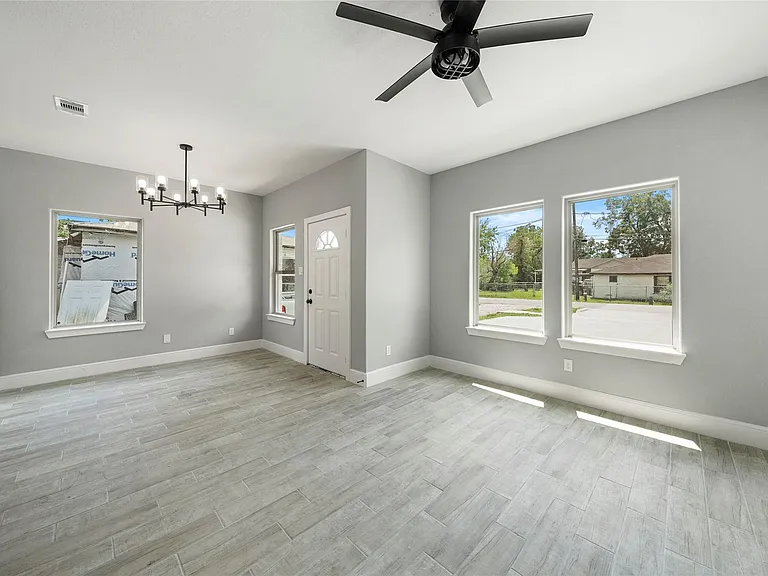 4205 Elmwood St #B — Photo 9