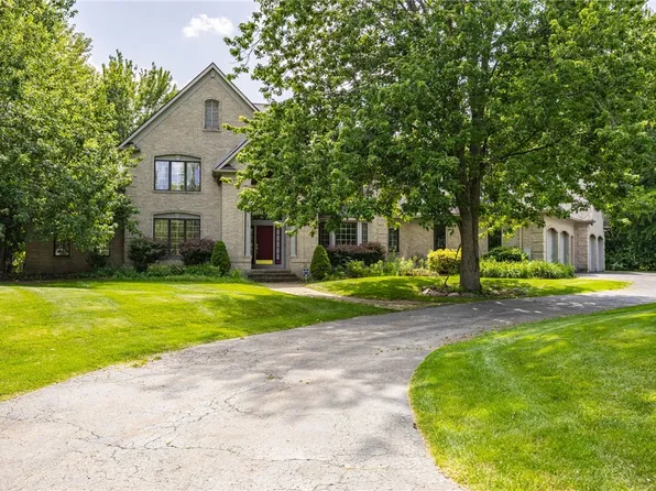 24 Roxbury Ln, Pittsford, NY 14534