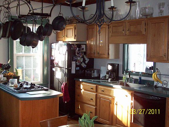 Kitchen peninsula / pot rack