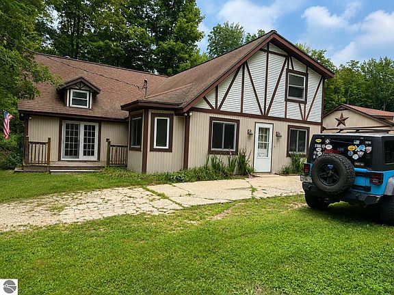 2nd image of 4724 E Shore Dr NE