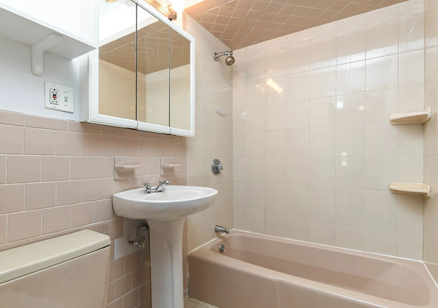 Renovated Apt great 4 Students & Working Pros! 2 Private Decks — Photo 4