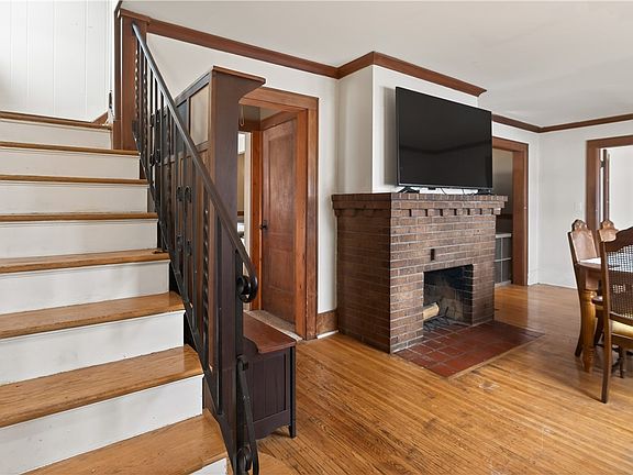 4th image of 64 Veness Ave