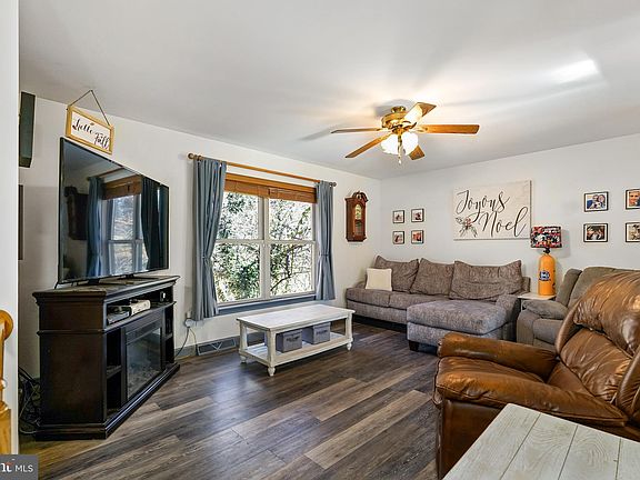 3rd image of 530 Wacousta Ct