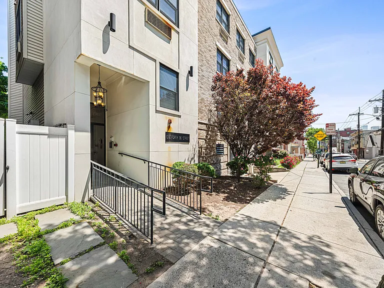 140 36th St #204 — Photo 36