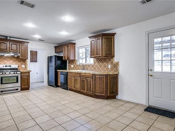 4th image of 2807 Hollywood Dr
