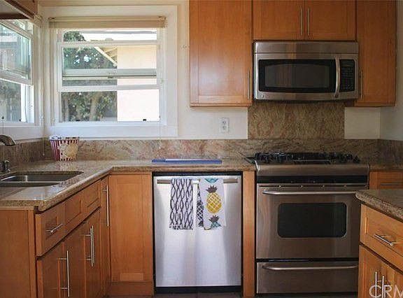 Kitchen - stainless steel applainces, granite countertops