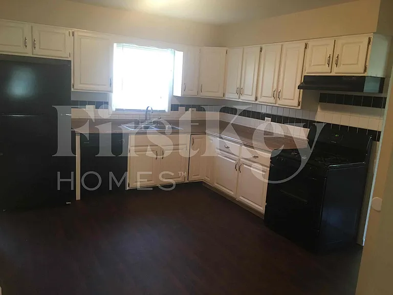 410 S Villa Ave — Photo 5