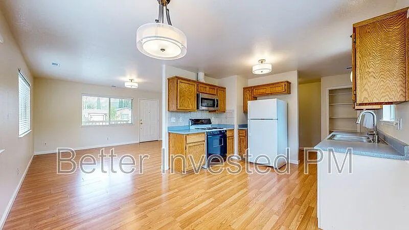 3 bed, 1.0 bath, 1200 sqft, $2,400 — Photo 3
