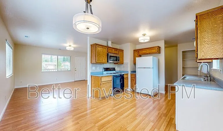 832 S Orchard Ave — Photo 3