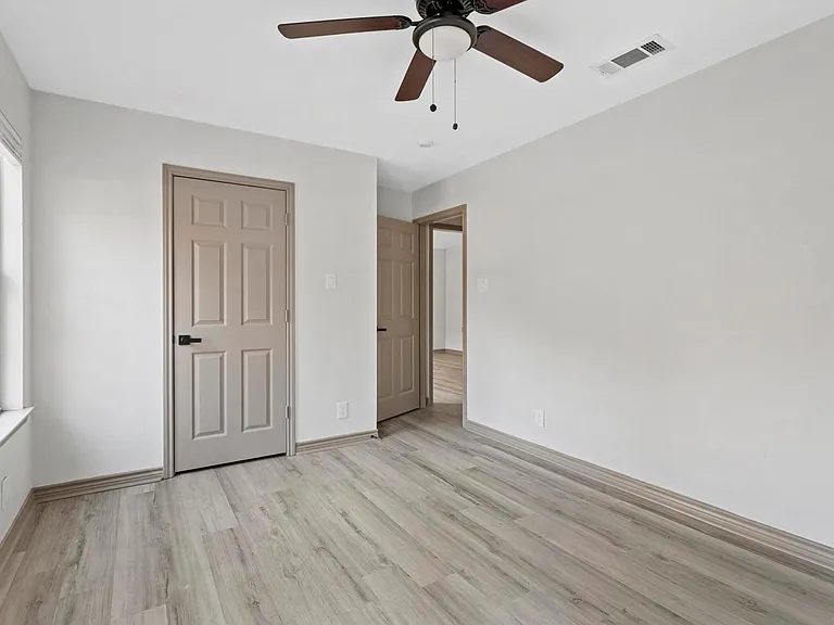 915 N Montgomery St — Photo 5