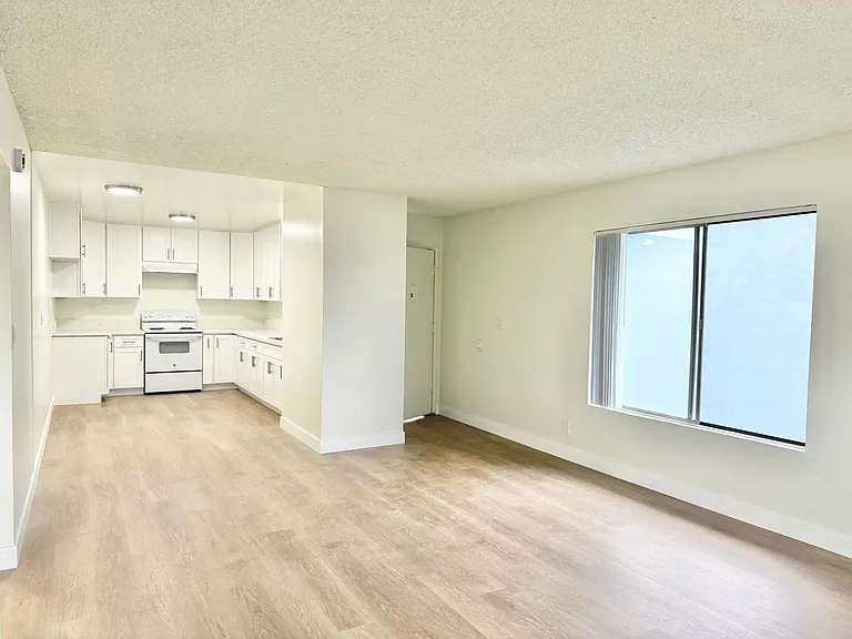 Benton Apartments — Photo 7