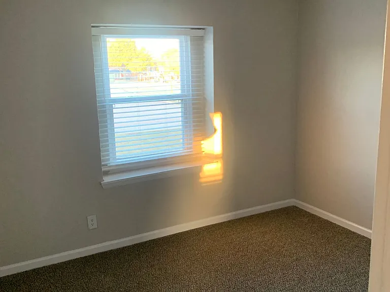 Yukon Heights Apartments — Photo 76