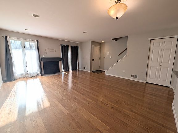 3rd image of 609 River Renaissance #C09