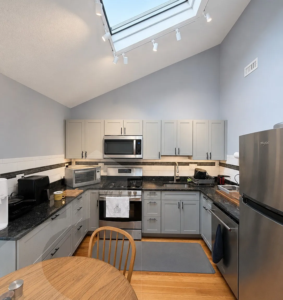 2 bed, $3,200 — Photo 1