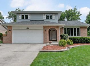 1225 Gloucester Rd, Woodridge, IL 60517