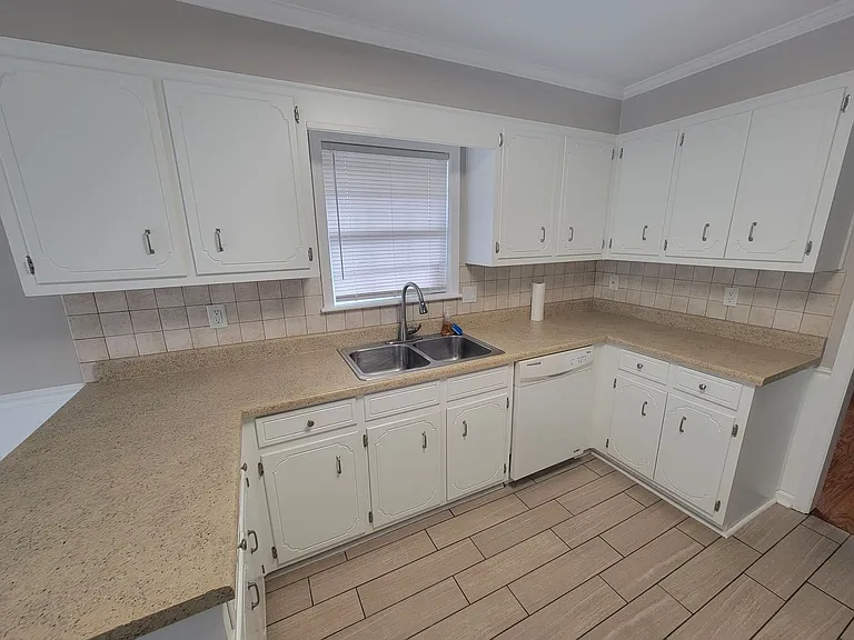 2910 Pointewest Dr — Photo 10