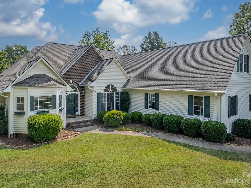 1st image of 103 Yacht Cove Ln