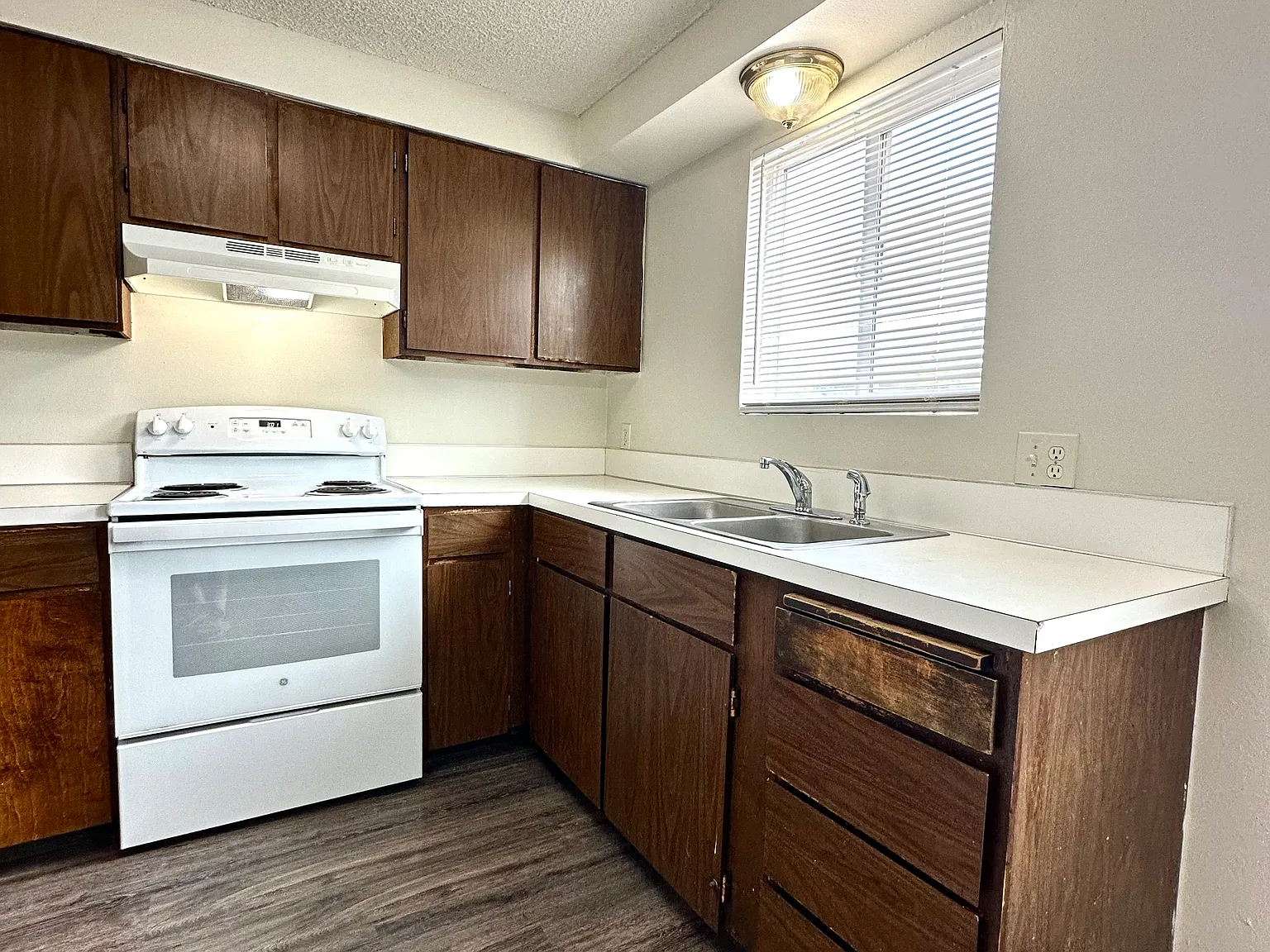 3 bed, 1.5 bath, 1025 sqft, $1,695 — Photo 4