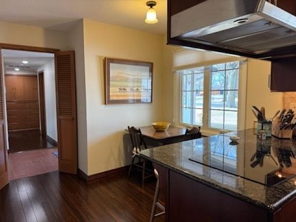 4th image of 802 N Brookfield Rd