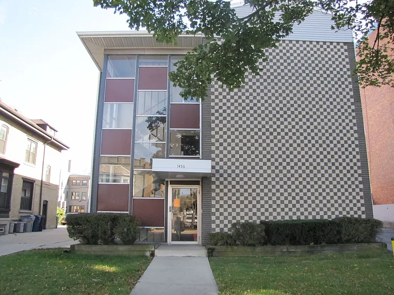 1456 N Farwell Ave — Photo 22