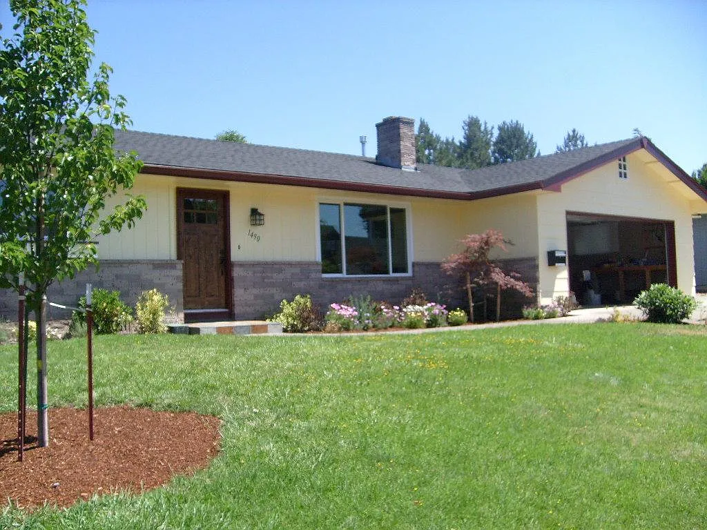 1490 Honeysuckle Ave photo 1