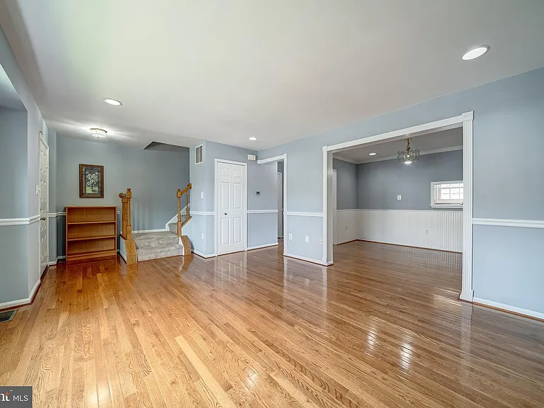 8593 Burlington Ct — Photo 5