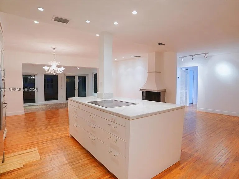 355 Redwood Ln — Photo 1