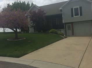 904 NE Kenwood Dr, Lees Summit, MO 64064