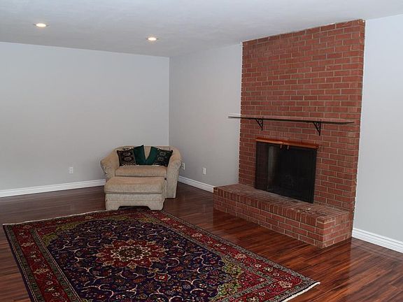 3rd image of 1825 N Mariposa Ln