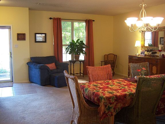front living room -- open and bright
