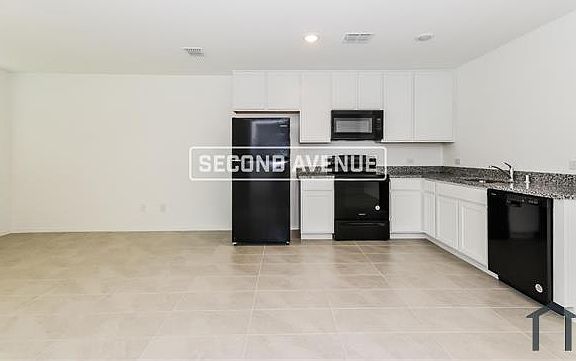 4th image of 167 Sunflower St