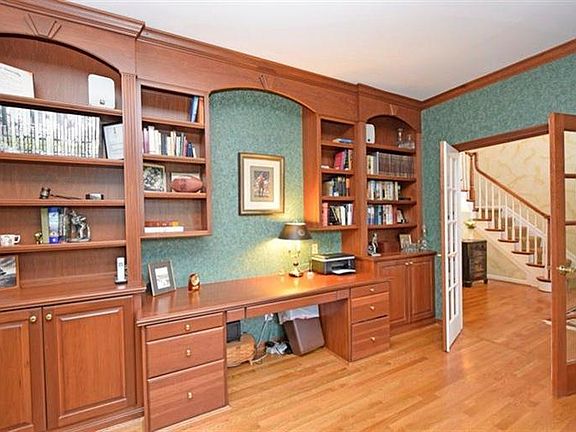 4th image of 6704 Deerview Dr