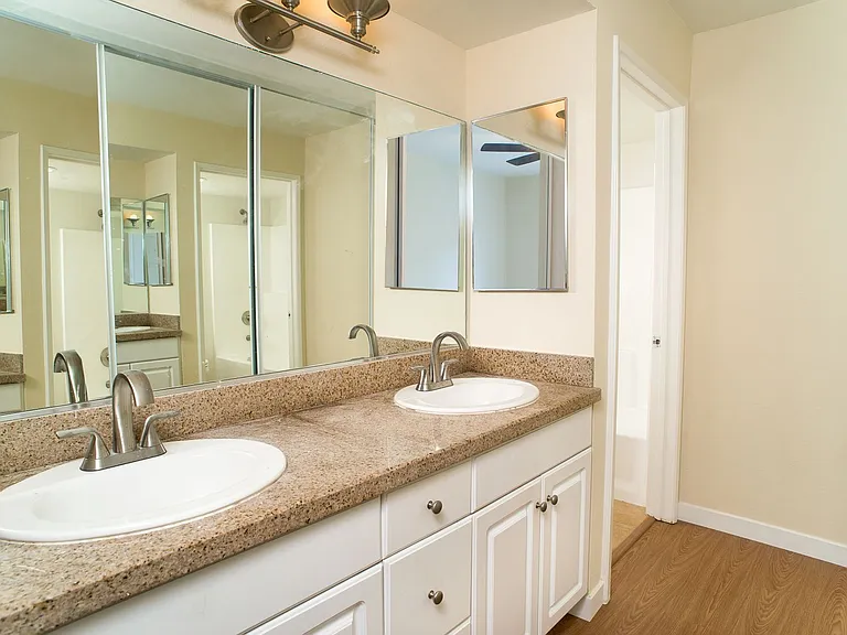 5500 Owensmouth Ave #329 — Photo 9