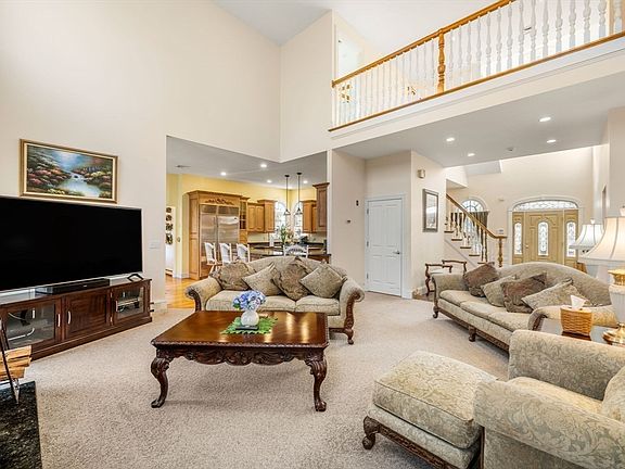 4th image of 332 Division Rd