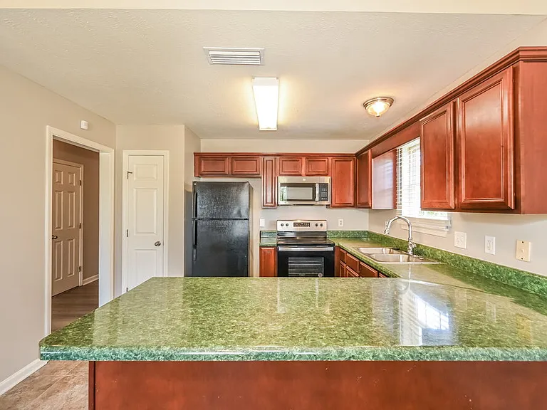 1303 Tonya Dr — Photo 9