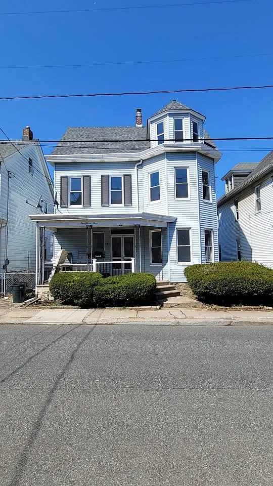 3 bed, 700 sqft, $1,900 — Photo 1
