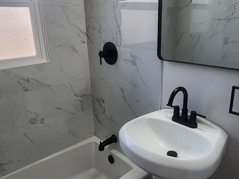 565 Flower St — Photo 9