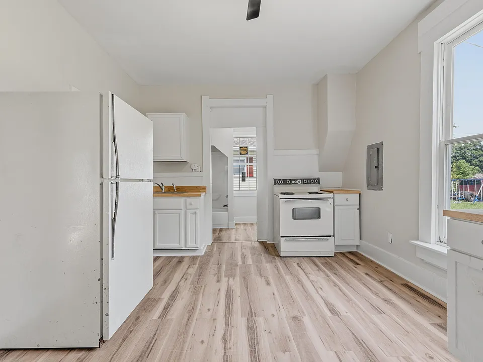 1030 W 11th St