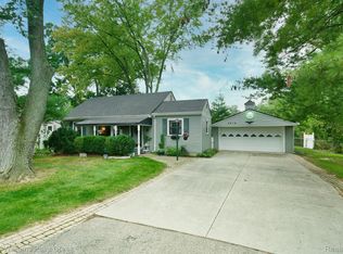 2614 Hessel Ave, Rochester Hills, MI 48307