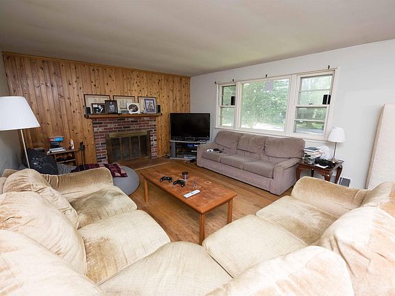 3rd image of 10505 Forest Ave