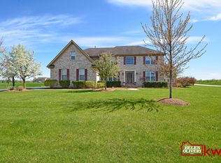 9 Hawthorn Grove Cir, Hawthorn Woods, IL 60047