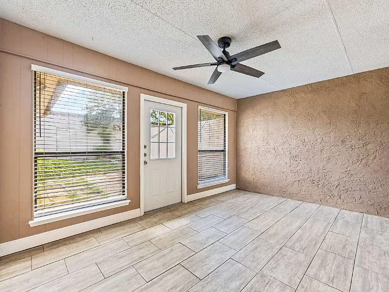 5801 Royal Ridge Dr — Photo 20