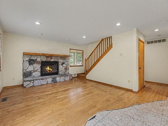 3rd image of 8885 Edgewater Dr