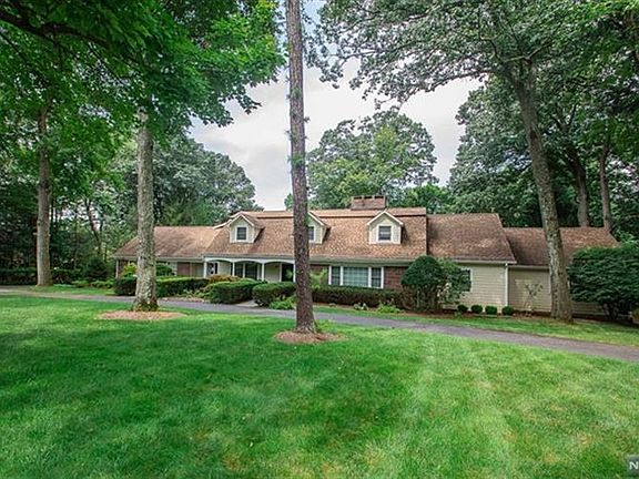 2nd image of 400 Canterbury Ln