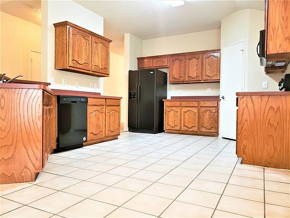 2nd image of 701 Horseshoe Ct