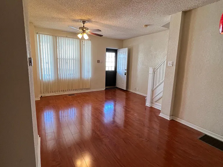218 E Dorset St — Photo 7