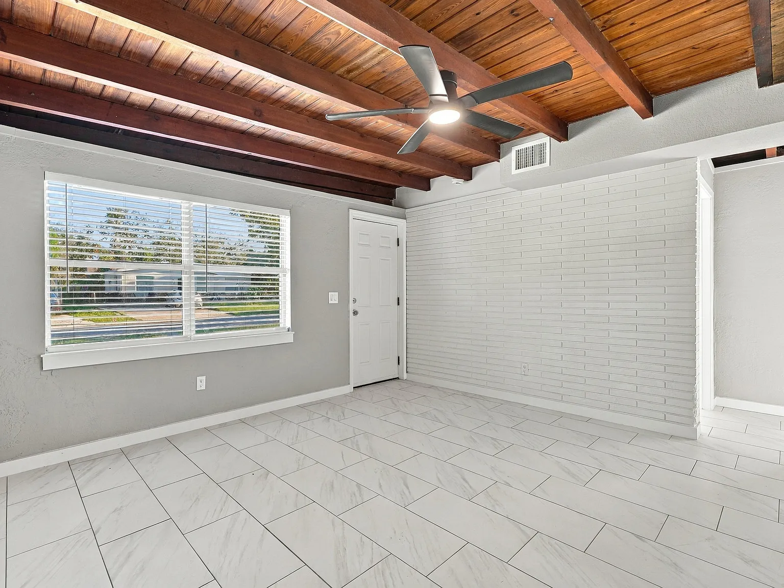 3 bed, 912 sqft, $2,700 — Photo 4