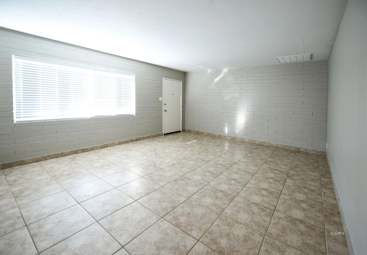 4 bed, 2.0 bath, 2089 sqft, $2,400 — Photo 2