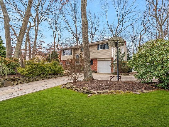 3rd image of 14 Oakwood Hills Dr
