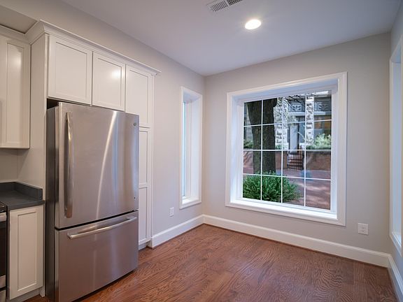 Eat-in kitchen